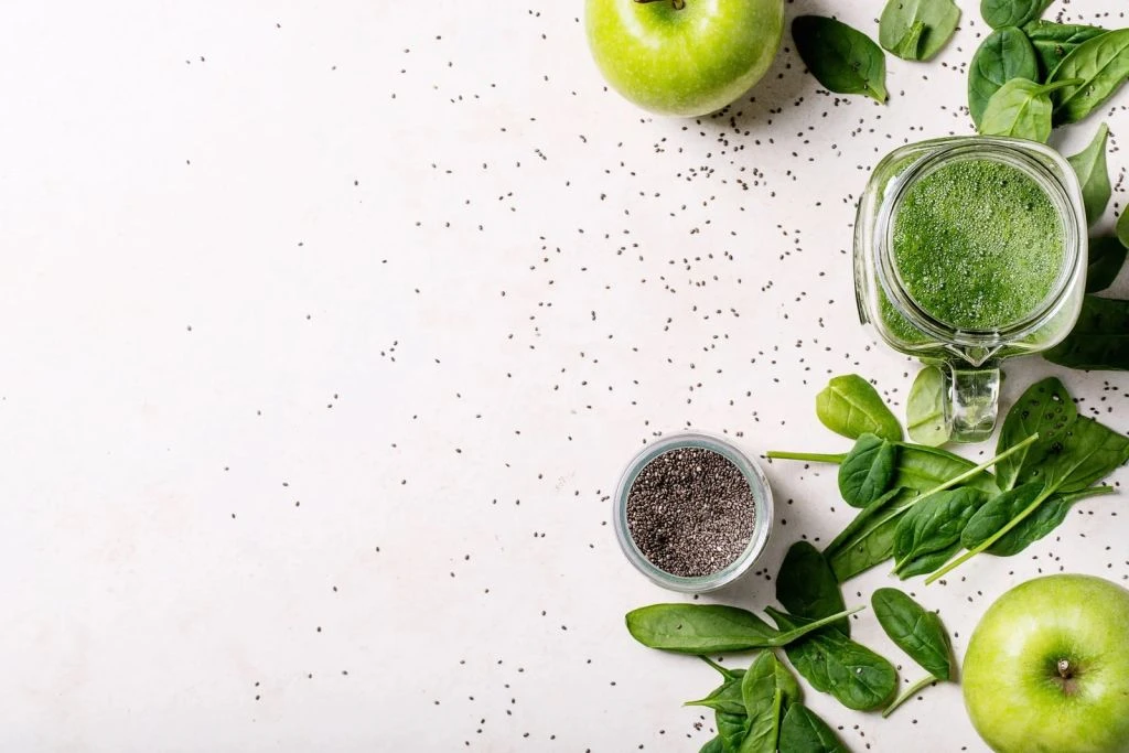 Frischer grüner Smoothie mit Spinat, Apfel und Chia-Samen